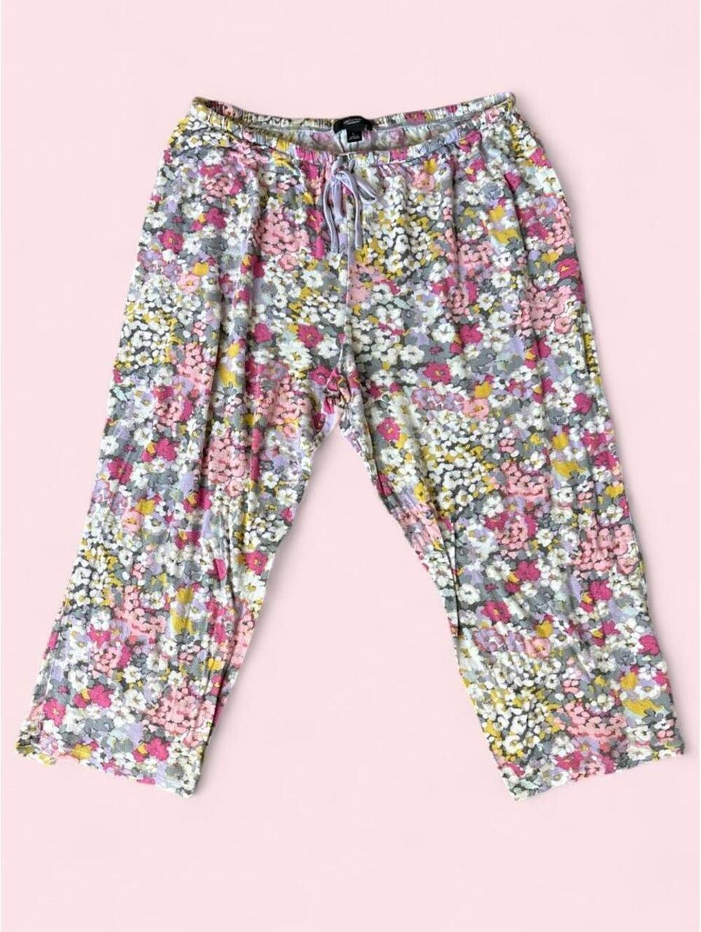 Simply Vera- Vera Wang floral pajama bottoms. Super soft and cozy.